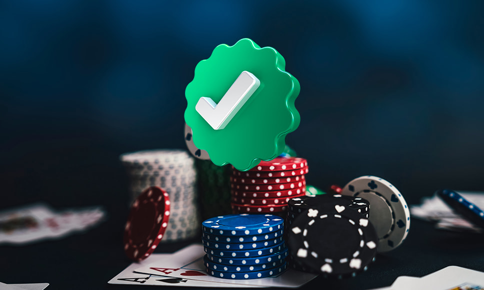 Grön bockmarkering framför marker och spelkort