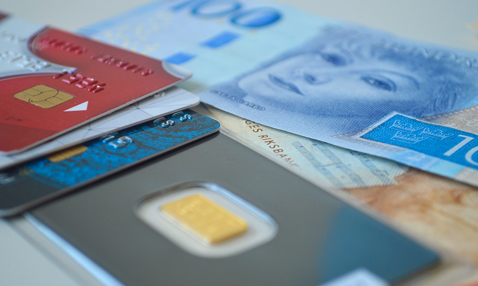 Närbild på kreditkort och sedlar