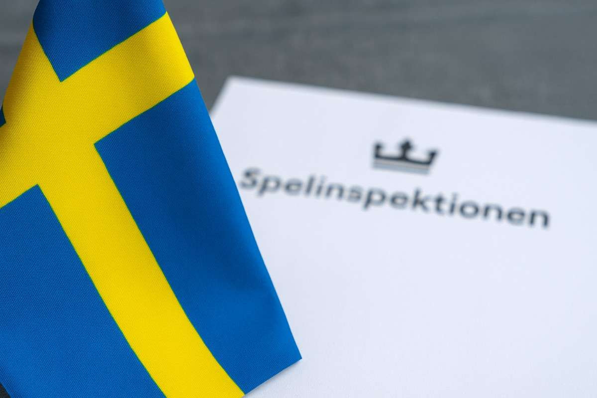 Svensk flagga bredvid dokument med Spelinspektionens logotyp