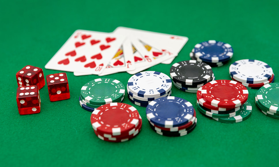 Tärningar, pokermarker och spelkort