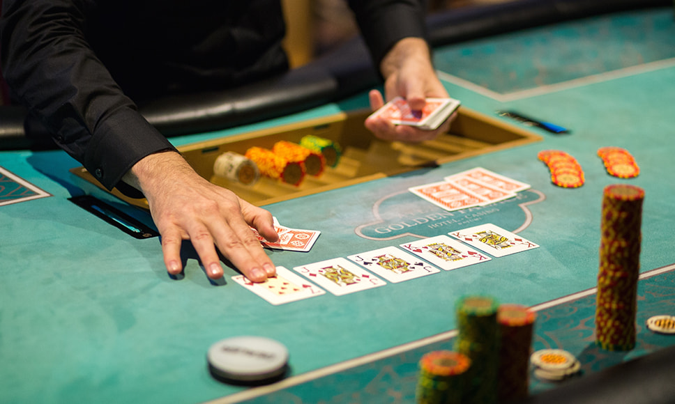 Pokerbord med marker och kort